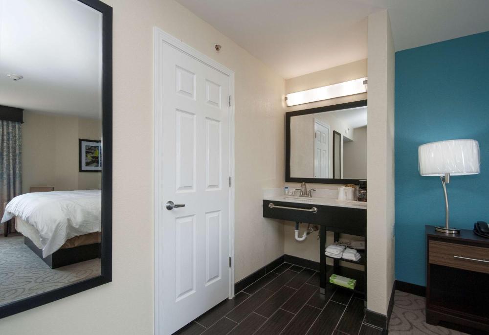 Queen Room with Bath Tub - Pet Friendly/Mobility Accessible/Non-Smoking interior