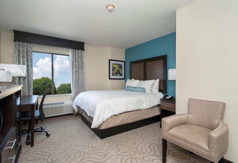 Queen Room with Roll-In Shower - Mobility Accessible/Non-Smoking interior